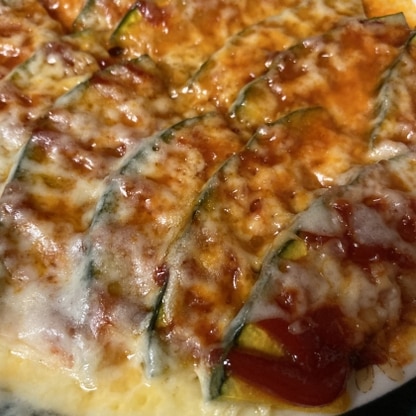 カボチャレシピに悩んでる時に目について作りました！ピザ用チーズでトロットロ(つω`*)美味しそうに出来ました♪